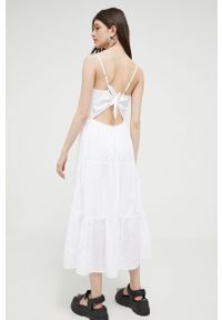 Hollister Co. sukienka bawełniana kolor biały midi rozkloszowana. Kolor: biały. Materiał: bawełna. Długość rękawa: na ramiączkach. Typ sukienki: rozkloszowane. Długość: midi #5