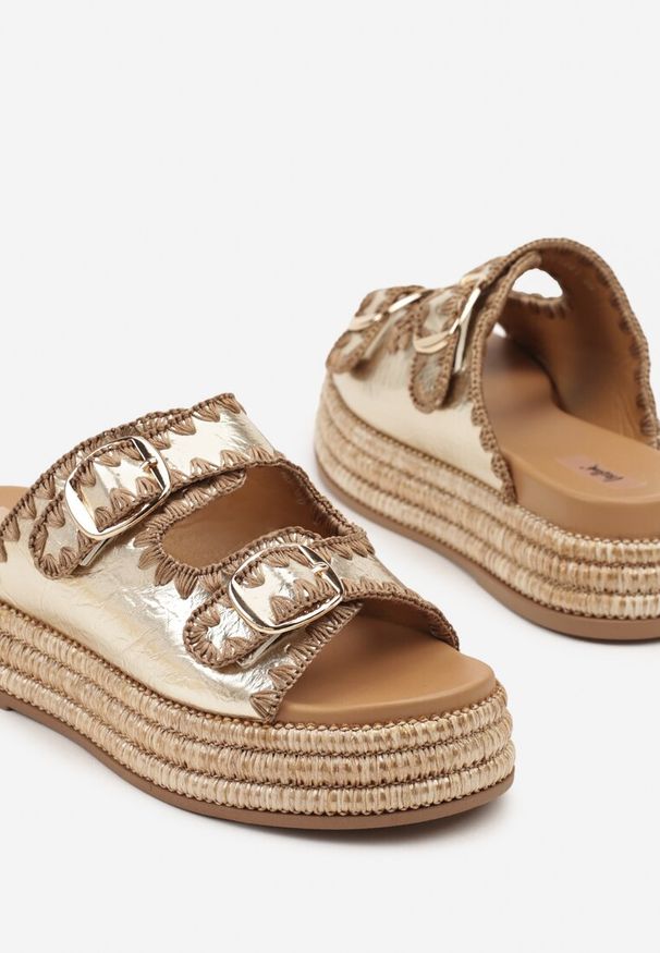 Born2be - Złote Klapki na Grubej Plecionej Podeszwie z Szydełkowym Wzorem Tenavira. Okazja: na co dzień. Kolor: złoty. Sezon: lato. Styl: casual, boho