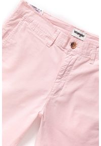 Wrangler - KRÓTKIE SPODENKI WRANGLER CHINO SHORT PEPPA PINK W14AMM20A. Materiał: materiał. Długość: krótkie. Wzór: jednolity, aplikacja #7