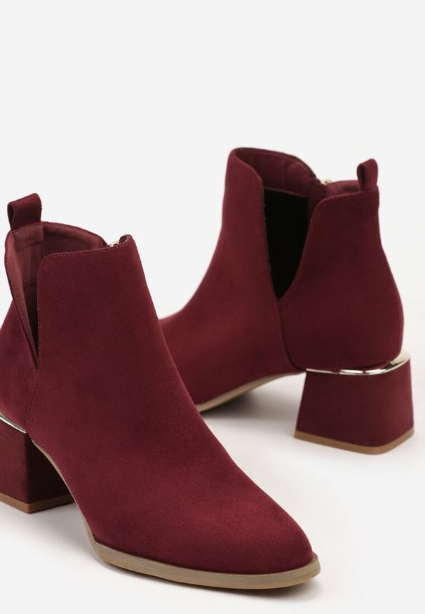 Renee - Bordowe Botki na Słupku z Wycięciem i Metaliczną Ozdobą Lorethra. Okazja: na co dzień, na spotkanie biznesowe, do pracy. Kolor: czerwony. Materiał: jeans, wełna. Wzór: aplikacja. Sezon: zima, jesień. Obcas: na słupku. Styl: biznesowy, klasyczny, elegancki, casual