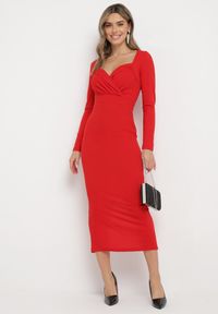 Born2be - Czerwona Dopasowana Sukienka Maxi z Kopertowym Dekoltem Mistena. Kolor: czerwony. Długość rękawa: długi rękaw. Typ sukienki: kopertowe. Długość: maxi #5