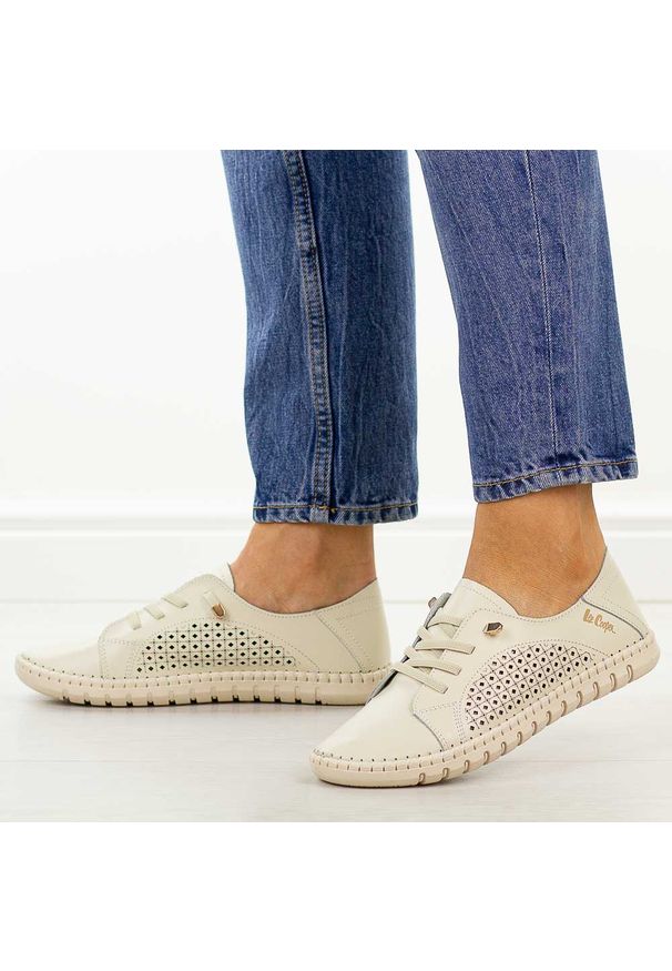 Beżowe ażurowe skórzane półbuty damskie Lee Cooper 4252. Okazja: na spacer, na co dzień. Nosek buta: okrągły. Zapięcie: bez zapięcia. Kolor: beżowy. Szerokość cholewki: normalna. Wzór: ażurowy. Materiał: skóra. Sezon: wiosna, jesień, lato. Styl: casual, elegancki, klasyczny