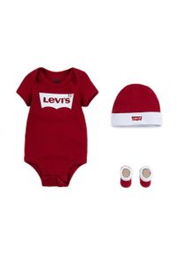 Levi's® - Levi's Komplet niemowlęcy kolor czerwony. Okazja: na spotkanie biznesowe, na co dzień. Kolor: czerwony. Wzór: nadruk. Styl: biznesowy, casual