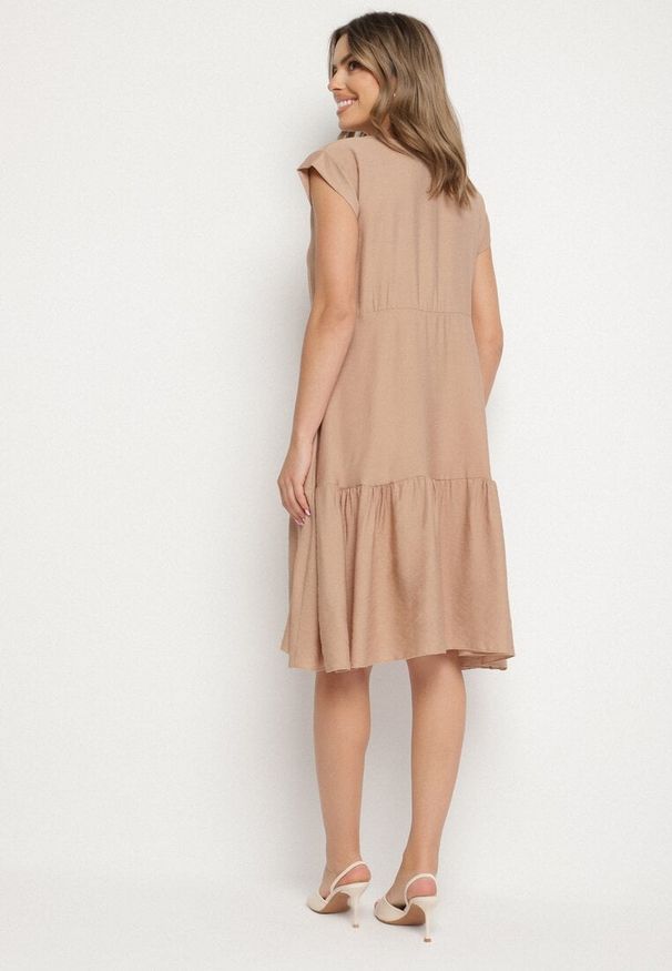 Born2be - Jasnobrązowa Wiskozowa Sukienka o Rozkloszowanym Kroju Lizena. Okazja: na co dzień, na imprezę. Kolor: brązowy. Materiał: wiskoza. Sezon: wiosna, lato. Styl: klasyczny, casual