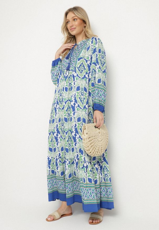 Born2be - Niebiesko-Zielona Sukienka o Rozkloszowanym Kroju z Wiązaniem z Frędzlami w Etniczny Wzór Ridalea. Okazja: na co dzień. Typ kołnierza: dekolt w serek. Kolor: niebieski. Materiał: skóra. Długość rękawa: długi rękaw. Styl: casual, elegancki, boho
