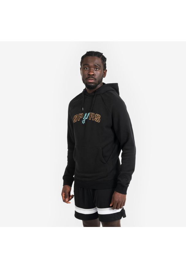 TARMAK - Bluza z kapturem do koszykówki unisex Tarmak NBA 900 San Antonio Spurs. Typ kołnierza: kaptur. Kolor: wielokolorowy, czarny, szary. Materiał: materiał, tkanina. Sport: koszykówka