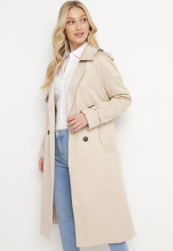 Born2be - Beżowy Długi Płaszcz Trencz o Klasycznym Fasonie z Paskiem Nasde. Okazja: na co dzień. Kolor: beżowy. Materiał: jeans. Długość: długie. Styl: klasyczny