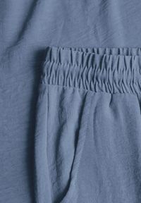 Renee - Jasnoniebieski Komplet Bluzka i Luźne Spodnie z Wiskozą i Kieszonkami Efraria. Kolor: niebieski. Materiał: wiskoza. Wzór: aplikacja #7