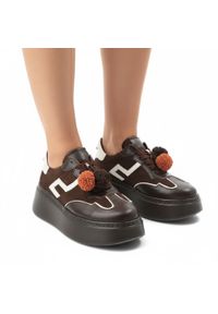 Sneakersy damskie Karino, ze skóry naturalnej licowej z zamszowymi panelami i kontrastowymi wstawkami na boku wiązanie na grubszych sznurowadłach, br. Okazja: na co dzień. Kolor: brązowy. Materiał: zamsz, skóra. Wzór: aplikacja. Obcas: na platformie. Styl: casual #1
