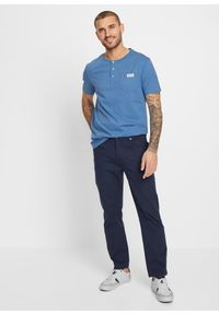bonprix - Shirt z dekoltem henley i krótkim rękawem, w wygodnym fasonie, z czystej bawełny. Typ kołnierza: typu henley. Kolor: niebieski. Materiał: bawełna. Długość rękawa: krótki rękaw. Długość: krótkie. Wzór: aplikacja