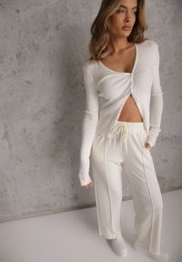 Renee - Jasnobeżowe Prążkowane Spodnie High Waist z Szerokimi Nogawkami Ginorria. Stan: podwyższony. Kolor: beżowy. Materiał: prążkowany. Długość: krótkie. Sezon: lato #1