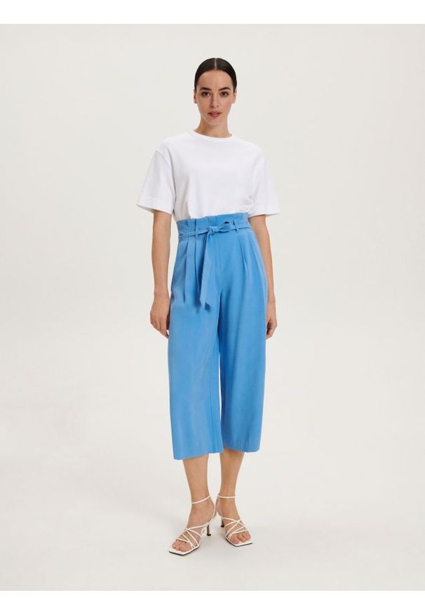 Reserved - Spodnie culotte z wiązaniem - jasnoniebieski. Kolor: niebieski. Materiał: tkanina, wiskoza. Wzór: gładki