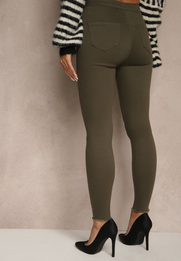 Renee - Ciemnozielone Bawełniane Spodnie Skinny Capria. Kolor: zielony. Materiał: bawełna