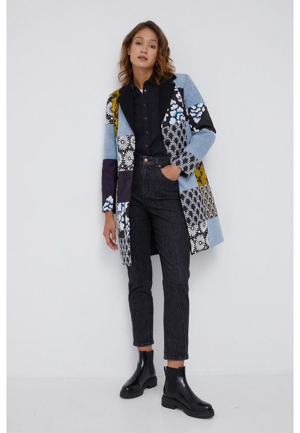 Wrangler - Jeansy Mountain Rock. Stan: podwyższony. Kolor: szary. Styl: rockowy