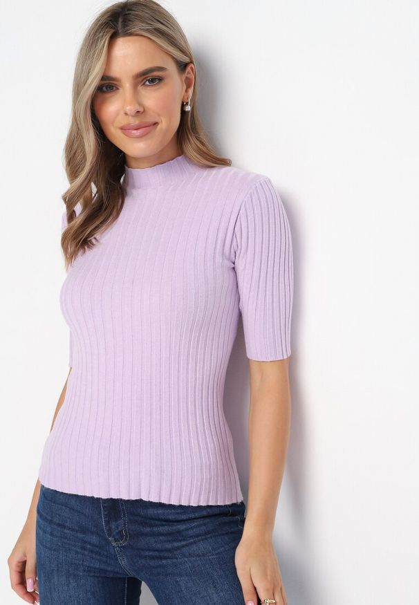 Born2be - Fioletowy Sweter Golf w Szerokie Prążki z Krótkimi Rękawami Alexzandre. Typ kołnierza: golf. Kolor: fioletowy. Długość rękawa: krótki rękaw. Długość: krótkie. Wzór: prążki. Sezon: wiosna, jesień, zima