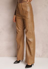 Renee - Ciemnobeżowe Spodnie z Imitacji Skóry Szerokie Narash. Kolor: beżowy. Materiał: skóra. Długość: długie. Wzór: aplikacja