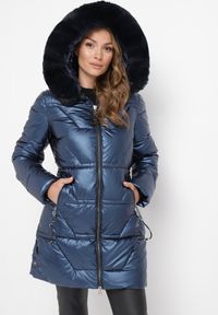 Born2be - Granatowa Pikowana Kurtka z Kapturem i Futerkiem Sahria. Okazja: na co dzień. Typ kołnierza: kaptur. Kolor: niebieski. Materiał: futro. Sezon: zima. Styl: klasyczny, casual, elegancki #1