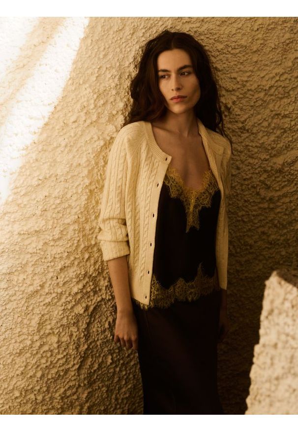 Reserved - Top z ozdobną koronką - ciemnobrązowy. Kolor: brązowy. Materiał: koronka. Wzór: koronka