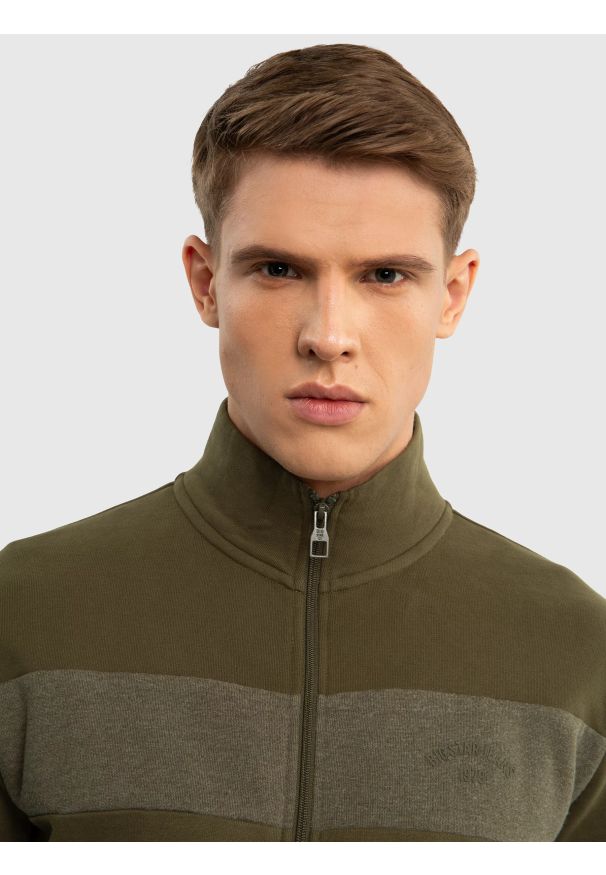 Big-Star - Bluza męska bawełniana na stójce khaki Johnson 303. Okazja: do pracy, na co dzień. Typ kołnierza: kołnierzyk stójkowy. Kolor: zielony. Materiał: bawełna. Styl: casual, sportowy