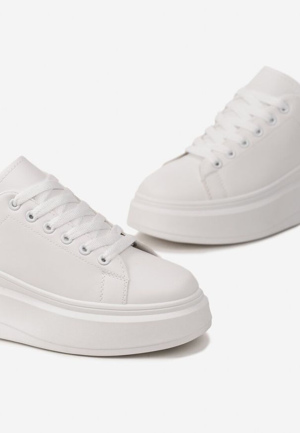 Born2be - Biało-Czarne Gładkie Sneakersy z Ekoskóry na Grubej Podeszwie ze Sznurowaniem Avara. Kolor: czarny. Wzór: gładki. Obcas: na platformie