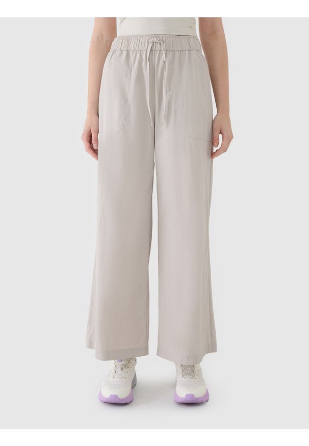 4f - 4F Spodnie casual z szerokimi nogawkami damskie - beżowe L. Okazja: na co dzień. Kolor: beżowy. Materiał: tkanina, syntetyk, materiał. Styl: casual