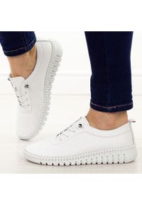 Białe skórzane półbuty damskie T.Sokolski 4000. Okazja: na co dzień. Nosek buta: okrągły. Kolor: biały. Materiał: skóra. Szerokość cholewki: normalna. Sezon: jesień, wiosna. Styl: klasyczny, casual #1