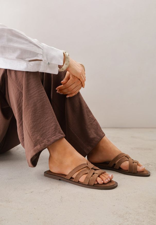 Born2be - Brązowe Klapki na Płaskiej Podeszwie z Przeplatanymi Paskami Genineva. Okazja: do pracy, na co dzień, na spotkanie biznesowe, na spacer. Kolor: brązowy. Materiał: len. Wzór: paski. Sezon: lato. Obcas: na płaskiej podeszwie. Styl: elegancki, biznesowy, casual