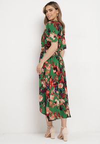 Born2be - Zielono-Czerwona Sukienka z Kopertowym Dekoltem i Asymetrycznym Dołem z Gumką w Talii Coralen. Okazja: na co dzień. Kolor: zielony. Typ sukienki: asymetryczne, kopertowe. Styl: casual, elegancki #3