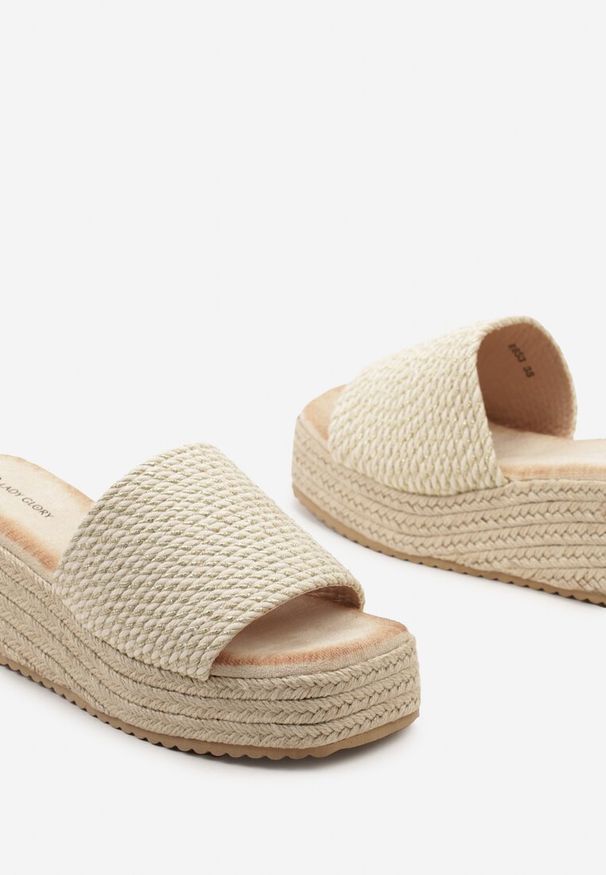 Renee - Złote Casualowe Klapki na Koturnie i Platformie w Stylu Boho Moonula. Okazja: na co dzień. Nosek buta: otwarty. Kolor: złoty. Materiał: materiał. Sezon: lato. Obcas: na koturnie. Styl: boho, casual. Wysokość obcasa: średni