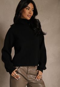 Renee - Czarny Golf Ozdobiony Ściągaczami Wedena. Okazja: na co dzień. Typ kołnierza: golf. Kolor: czarny. Materiał: skóra, jeans. Wzór: aplikacja. Styl: casual #1