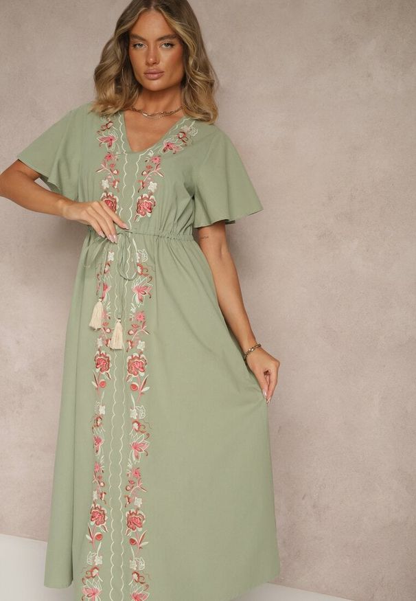 Renee - Zielona Rozkloszowana Sukienka z Bawełny w Stylu Boho z Ozdobnym Haftem Sersena. Okazja: na co dzień. Typ kołnierza: dekolt w kształcie V. Kolor: zielony. Materiał: bawełna. Długość rękawa: krótki rękaw. Wzór: haft. Styl: boho