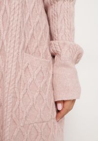 Born2be - Różowy Długi Nierozpinany Kardigan z Tłoczeniem Vaithnia. Okazja: na spotkanie biznesowe, na co dzień. Kolor: różowy. Materiał: jeans. Długość: długie. Styl: casual, elegancki, biznesowy #5