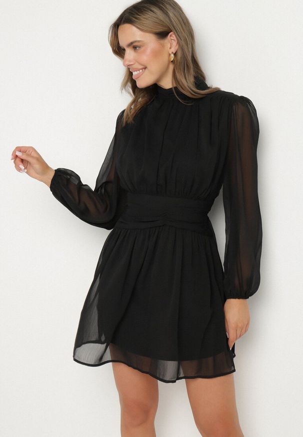 Born2be - Czarna Sukienka Rozkloszowane ze Stójką Marszczeniami i Transparentnymi Ramionami Belabria. Okazja: na co dzień. Typ kołnierza: kołnierzyk stójkowy. Kolor: czarny. Typ sukienki: rozkloszowane. Styl: casual, klasyczny