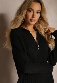 Renee - Czarna Sukienka z Wełną i Bawełną Ozdobiona Suwakiem i Kołnierzykiem Leralina. Okazja: na co dzień. Kolor: czarny. Materiał: bawełna, wełna. Wzór: aplikacja. Typ sukienki: proste. Styl: klasyczny, casual
