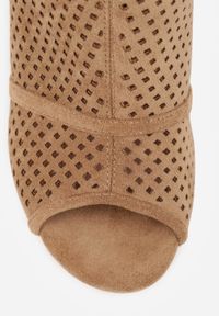 Born2be - Ciemnobeżowe Ażurowe Sandały Vices na Obcasie Felileva. Okazja: na spotkanie biznesowe. Nosek buta: otwarty. Kolor: beżowy. Wzór: ażurowy. Sezon: lato. Obcas: na obcasie. Styl: klasyczny, biznesowy. Wysokość obcasa: średni #5