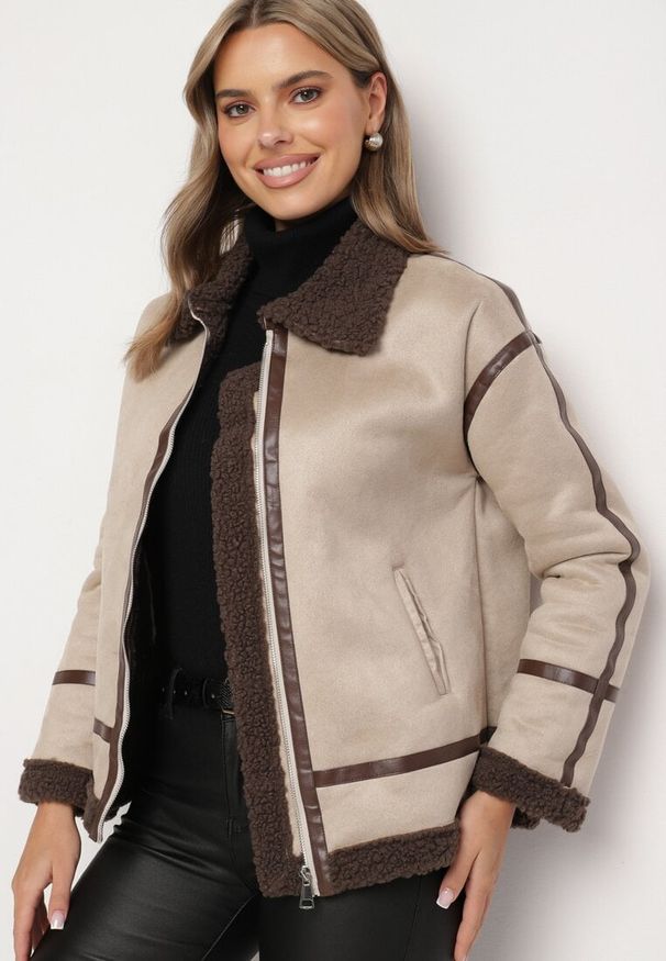 Born2be - Beżowa Kurtka z Imitacji Zamszu z Kołnierzykiem i Futerkiem Belninnia. Okazja: na co dzień. Kolor: beżowy. Materiał: zamsz, futro. Styl: casual, elegancki