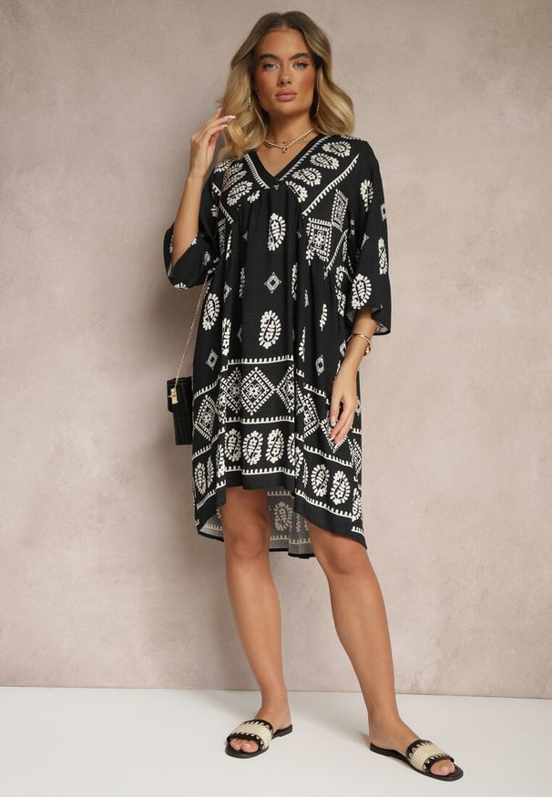 Renee - Granatowa Sukienka z Wiskozy w Stylu Boho Virisna. Okazja: na co dzień, na imprezę, na spacer. Typ kołnierza: dekolt w kształcie V. Kolor: niebieski. Materiał: wiskoza. Wzór: aplikacja, kolorowy. Sezon: lato. Styl: boho