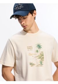 Reserved - T-shirt regular z nadrukiem - kremowy. Kolor: kremowy. Materiał: bawełna, dzianina. Wzór: nadruk #1