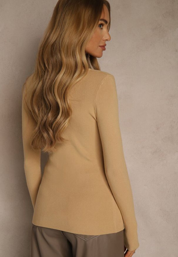 Renee - Ciemnobeżowy Sweter o Taliowanym Kroju z Nieregularnym Dekoltem w V Fenalissa. Okazja: na co dzień. Kolor: brązowy. Długość: krótkie. Sezon: jesień, zima. Styl: casual