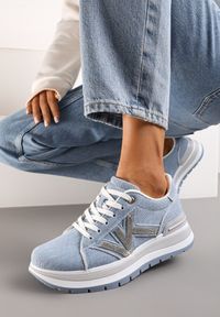Renee - Jasnoniebieskie Sneakersy na Piankowej Platformie Ozdobione Cyrkoniami z Boku Epirvala. Okazja: na co dzień. Zapięcie: sznurówki. Kolor: niebieski. Materiał: jeans. Wzór: aplikacja. Obcas: na platformie #1