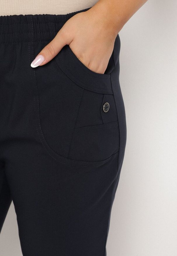 Born2be - Granatowe Spodnie z Wiskozą Ozdobione Kieszeniami Liranta. Okazja: na co dzień. Kolor: niebieski. Materiał: wiskoza. Wzór: aplikacja. Styl: casual, klasyczny