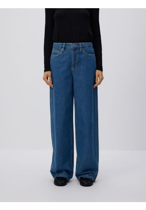 Reserved - Jeansy wide leg z aplikacjami - niebieski. Kolor: niebieski. Wzór: aplikacja