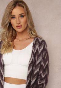 Renee - Ciemnofioletowy Niezapinany Kardigan o Przedłużonym Fasonie w Zygzaki Chevron Oherna. Kolor: fioletowy. Materiał: tkanina. Długość: długie. Wzór: paski