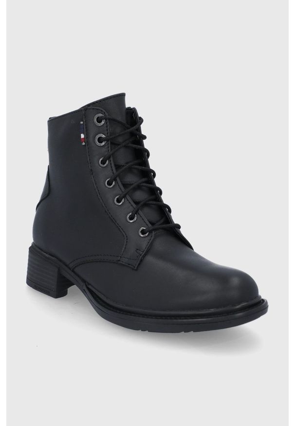 U.S. Polo Assn. Botki skórzane damskie kolor czarny na płaskim obcasie. Nosek buta: okrągły. Zapięcie: sznurówki. Kolor: czarny. Materiał: skóra. Obcas: na obcasie. Wysokość obcasa: niski