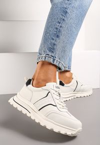 Renee - Biało-Czarne Klasyczne Sneakersy w Całości Wykonane ze Skóry Naturalnej Qubis. Okazja: na co dzień. Zapięcie: sznurówki. Kolor: biały. Materiał: skóra