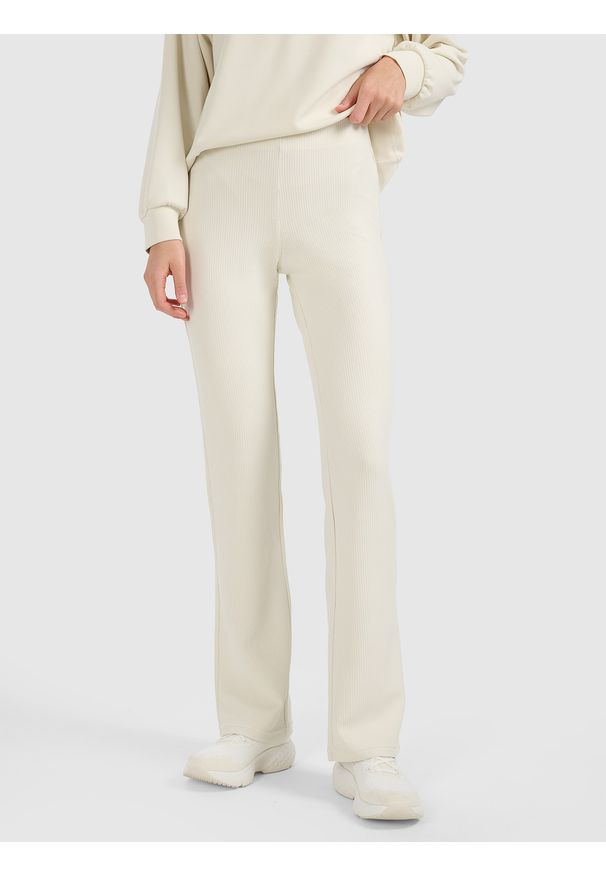 4f - 4F Spodnie dresowe z prostymi nogawkami z modalem damskie - beżowe XL. Kolor: beżowy. Materiał: dresówka. Długość: długie