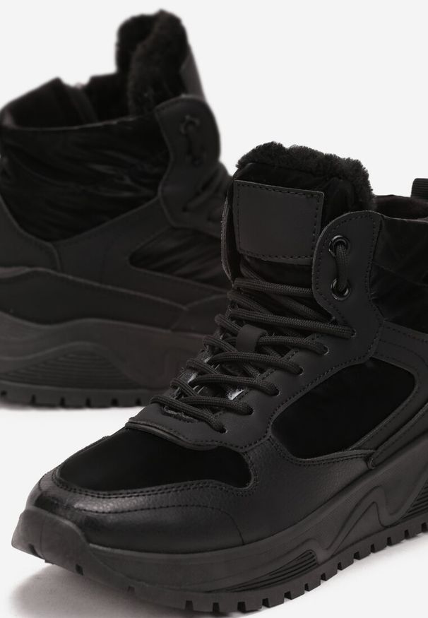 Born2be - Czarne Sneakersy za Kostkę Ocieplone Shamoun. Okazja: na co dzień. Nosek buta: okrągły. Zapięcie: zamek. Kolor: czarny. Wysokość cholewki: za kostkę. Materiał: jeans, materiał, futro. Sezon: jesień, zima. Obcas: na obcasie. Wysokość obcasa: niski