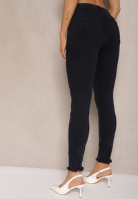 Renee - Granatowe Jeansy Skinny Regular Waist z Przetarciami przy Nogawkach Sonalena. Okazja: na co dzień. Kolor: niebieski. Styl: casual, elegancki