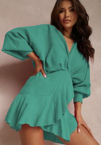 Renee - Zielona Sukienka Barbeina. Kolor: zielony. Wzór: geometria. Typ sukienki: kopertowe. Długość: mini