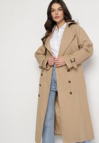 Born2be - Beżowy Długi Płaszcz Trencz Dwurzędowy z Paskiem w Talii Cadenite. Typ kołnierza: kolnierz wykładany. Kolor: beżowy. Długość: długie #7